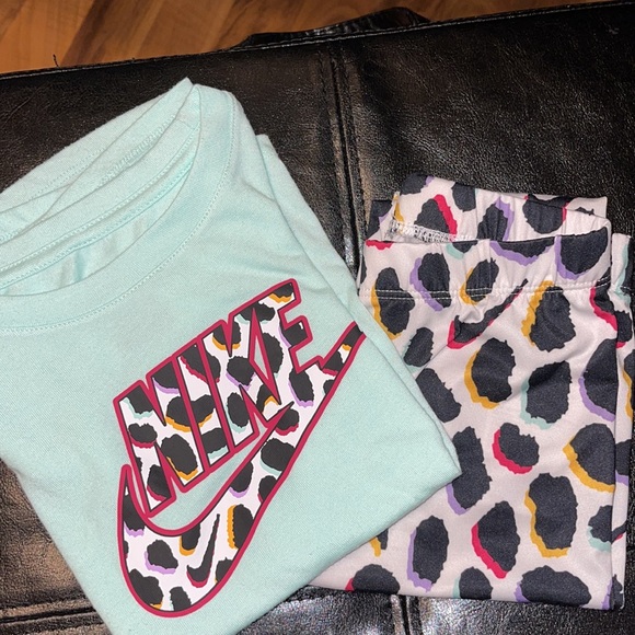 LAST CHANCE! Toddler Girl Nike Tunic Tee & Leggings Set
by Nike - XS - Picture 4 of 5